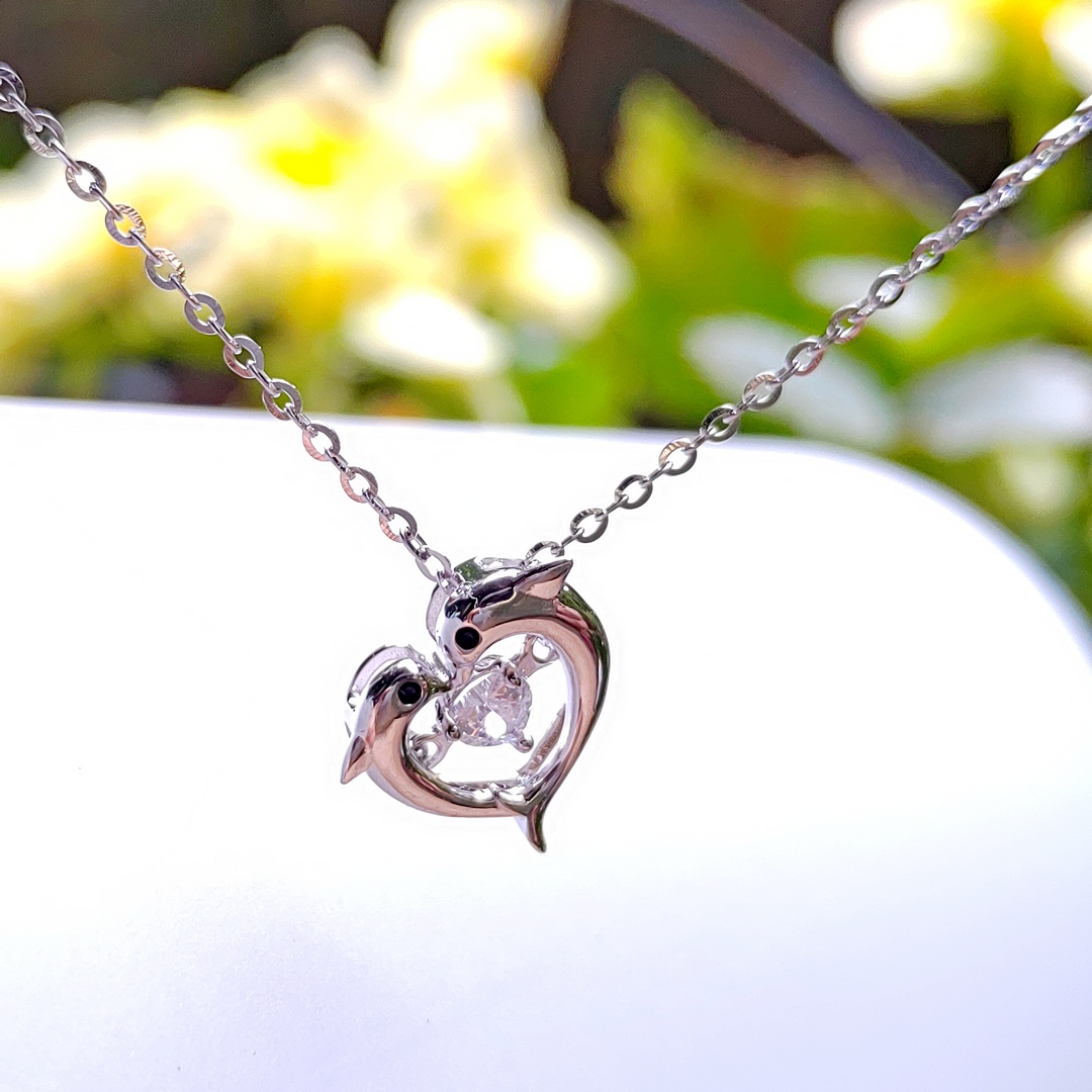 ISPL 925 銀海豚愛心造型項鍊，浪漫柔美風格，適合女性日常與上班場合配戴。