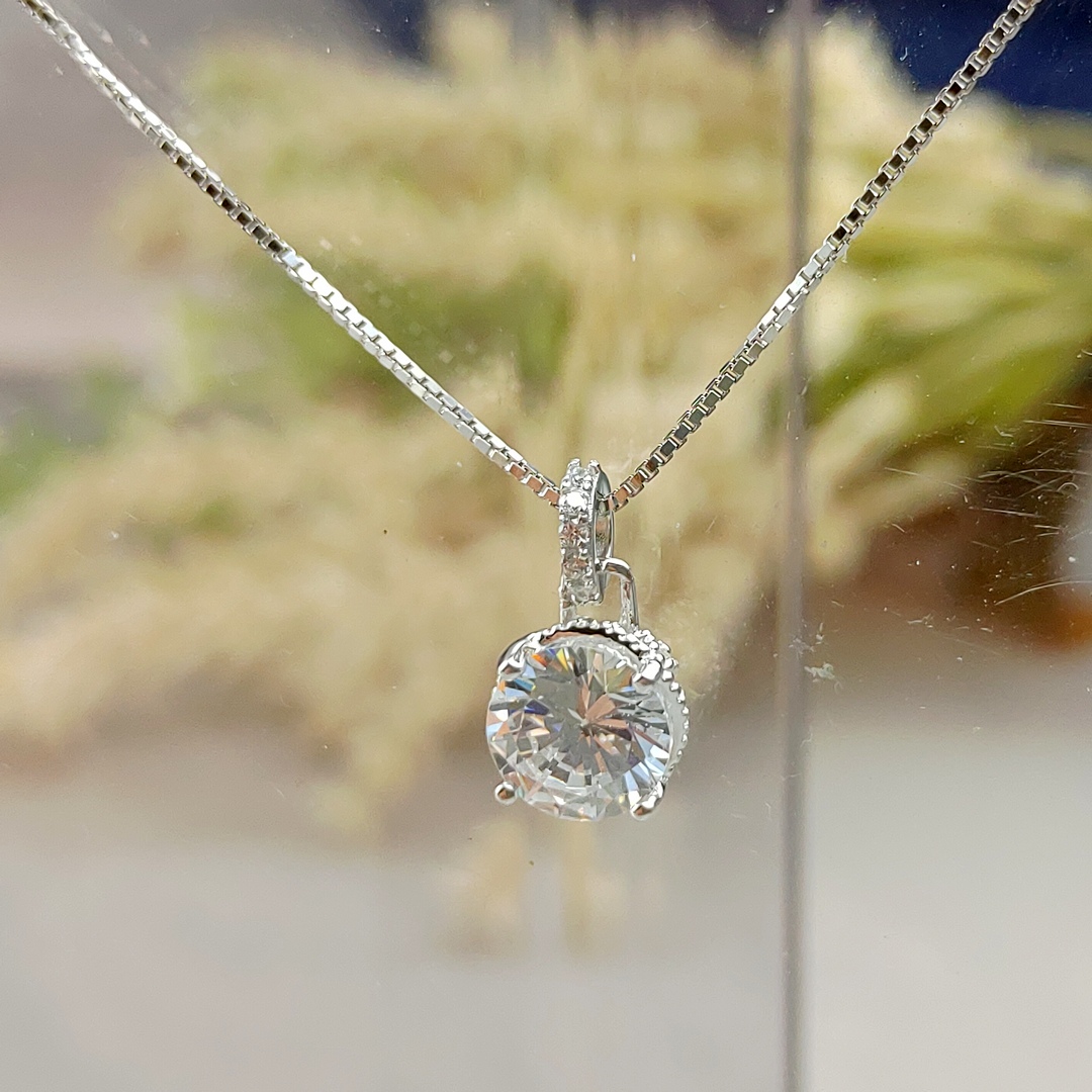 ISPL 925 銀大鑽主石爪鑲項鍊，經典優雅風格，適合女性上班族與通勤族於 Daily／Office 場景配戴。