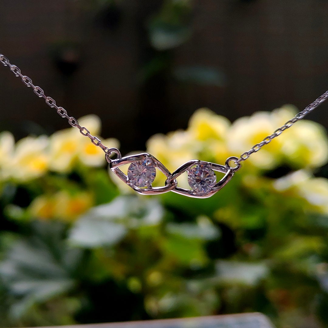 ISPL 925 銀雙鑽交織框架項鍊，極簡閃耀風格，適合上班族女性在 Daily／Office 穿搭中呈現低調亮點。