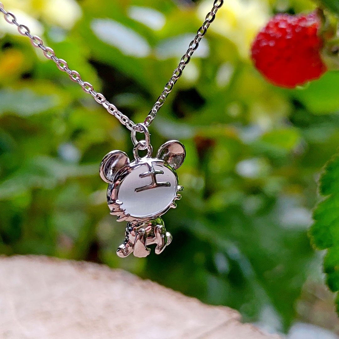 ISPL 925 銀小熊生肖王字造型項鍊，可愛活潑風格，適合日常與通勤場合配戴，增添俏皮感。