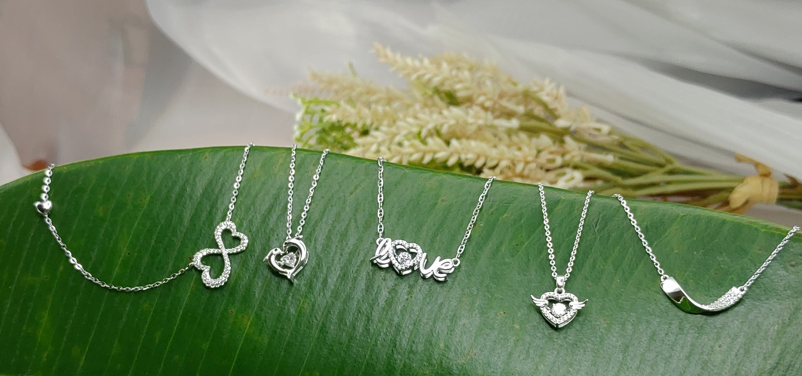 ISPL 925 銀多款愛心、無限符號與 LOVE 字樣項鍊合集視覺，浪漫極簡風格，展示女性日常與上班適配的多款設計。