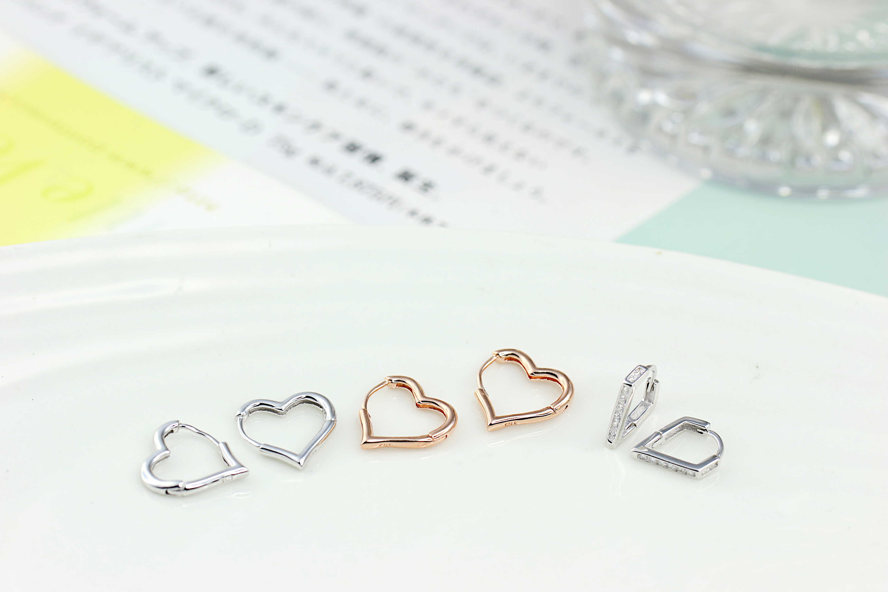 925銀愛心耳環與方形耳環展示,展現簡約與浪漫設計風格