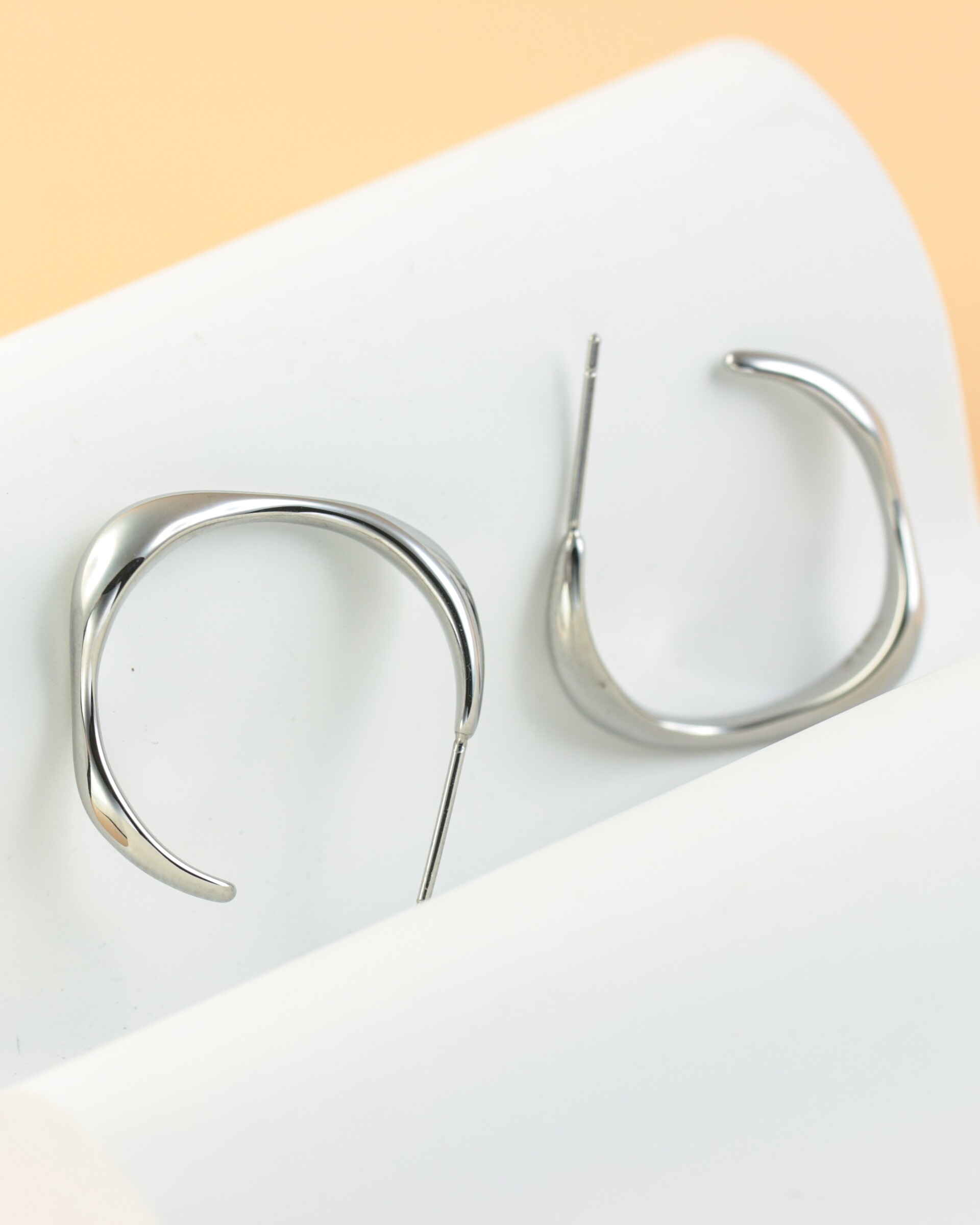 soft-arc-earrings-316l-E1318_05