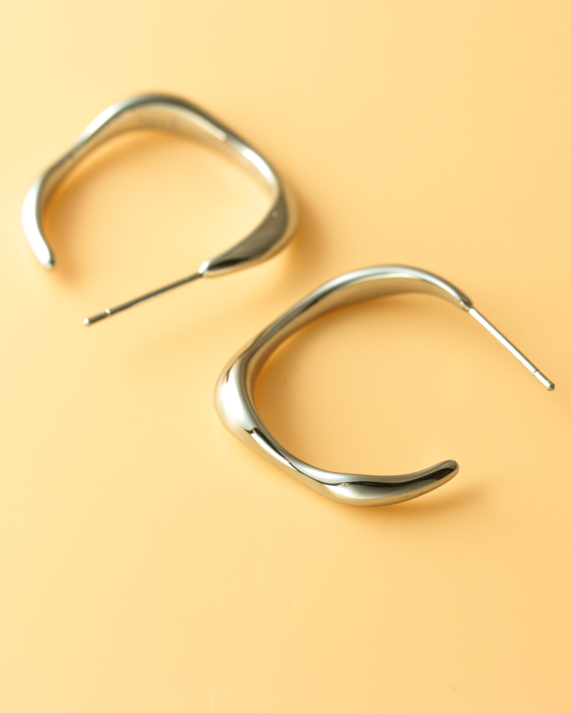 soft-arc-earrings-316l-E1318_01