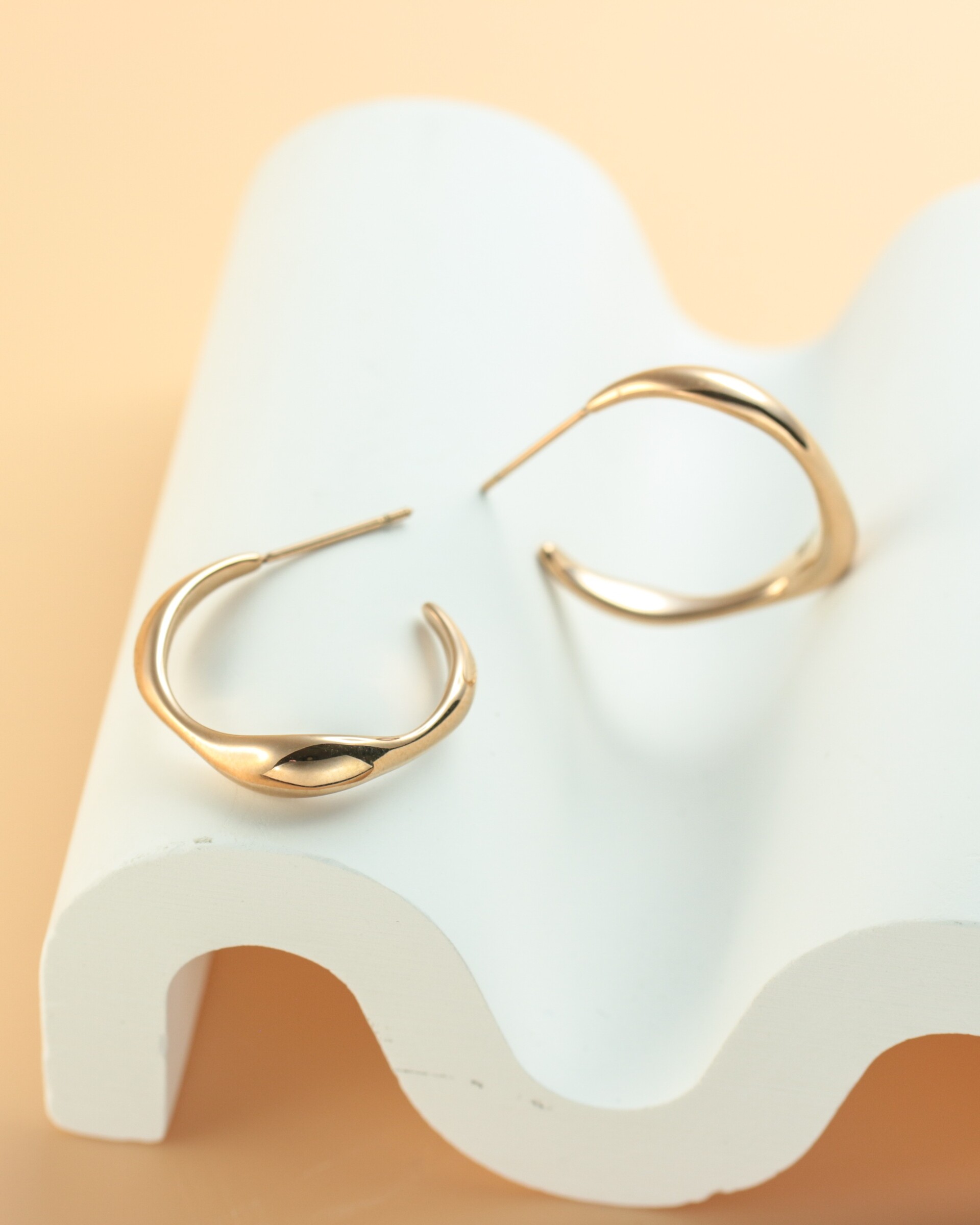 soft-arc-earrings-316l-E1318_08