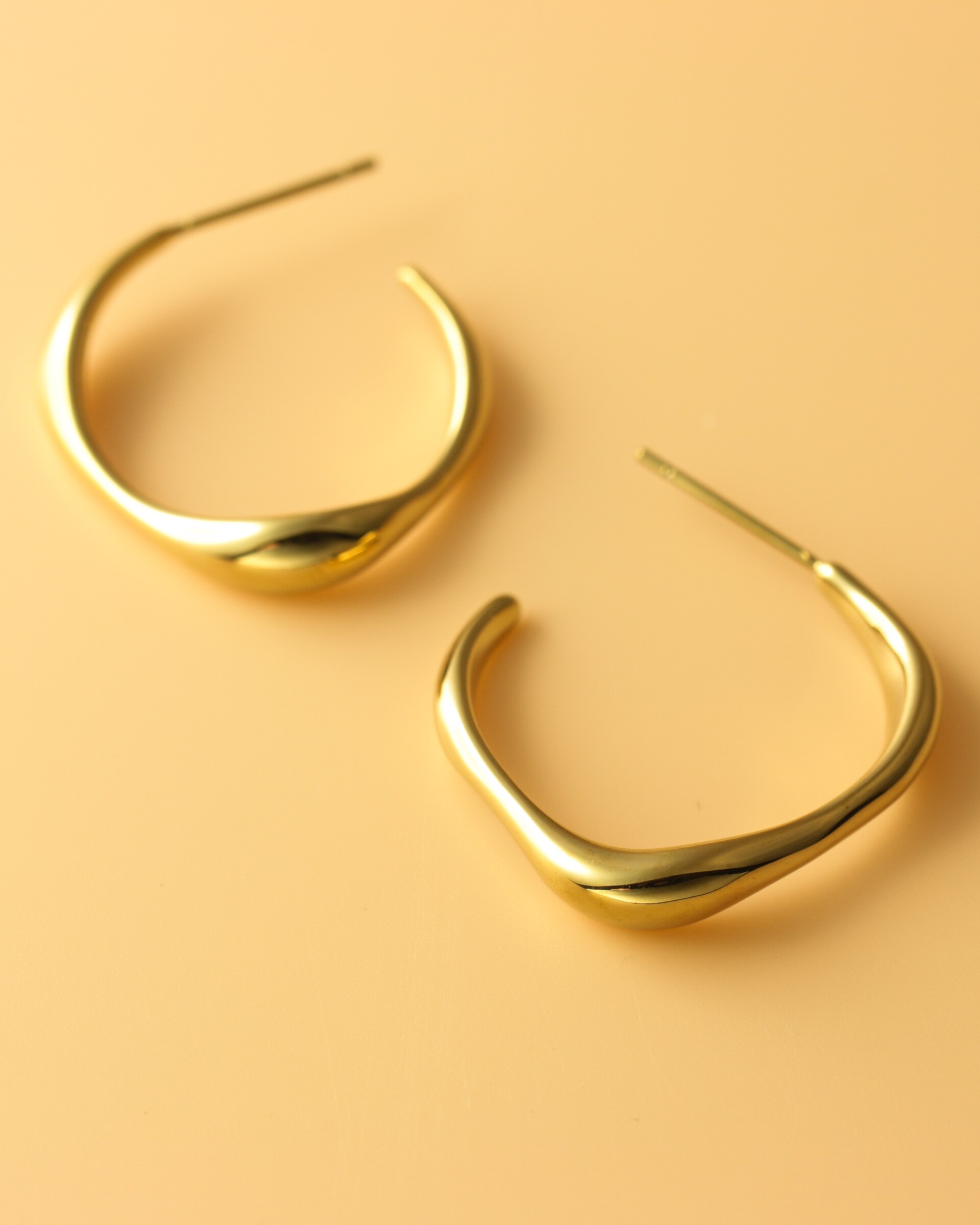 soft-arc-earrings-316l-E1318_03