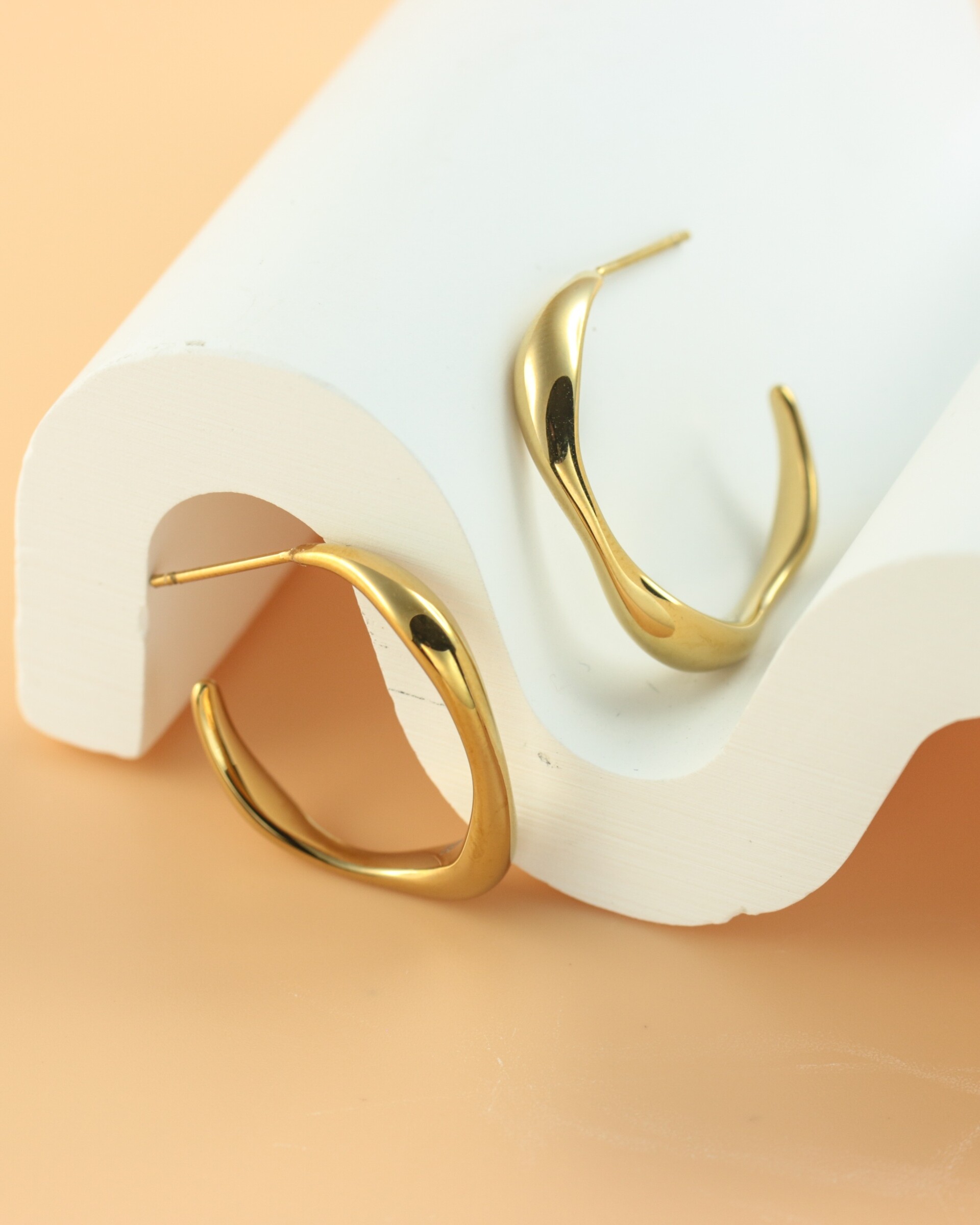 soft-arc-earrings-316l-E1318_09