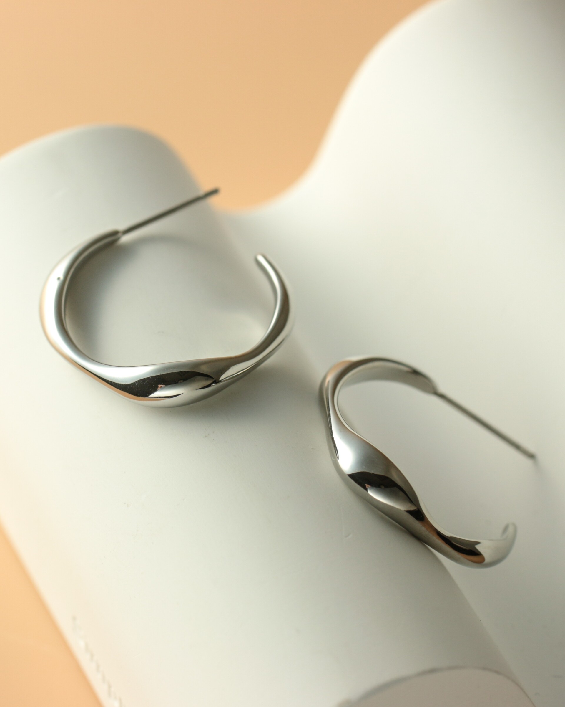 soft-arc-earrings-316l-E1318_04