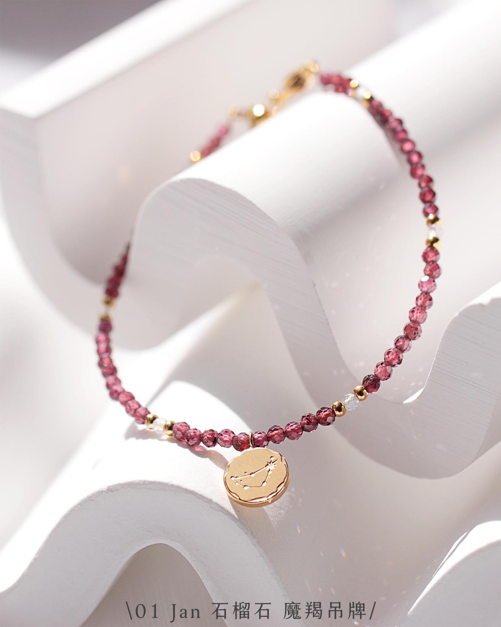 01-Jan-Garnet-Capricorn-Gold-01