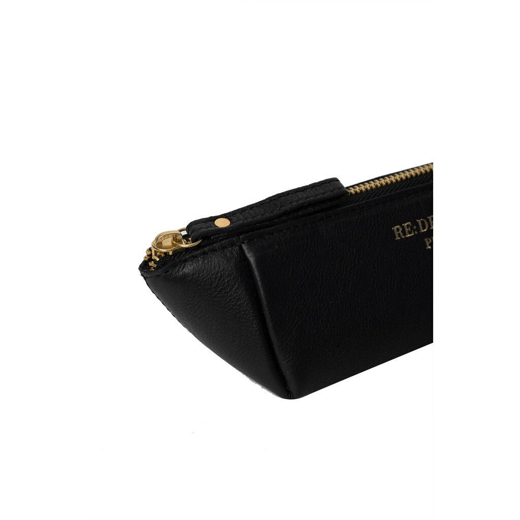 P011_black_5