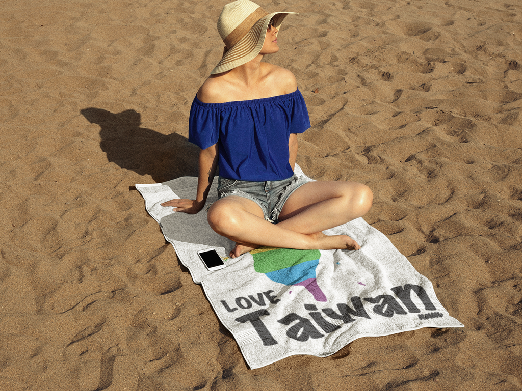 young-lady-sitting-on-a-towel-mockup-while-at-the-beach-a14891.png