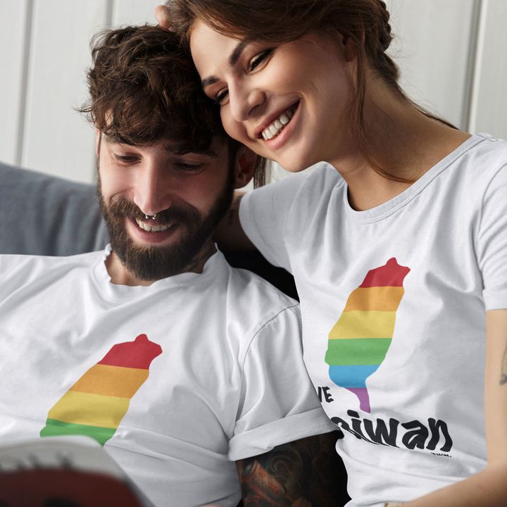 t-shirt-mockup-of-a-couple-reading-together-43607-r-el2.jpg