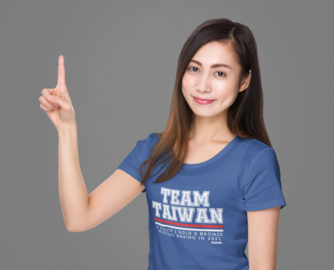 t-shirt-mockup-of-a-woman-pointing-up-with-her-finger-m1900-r-el2.png