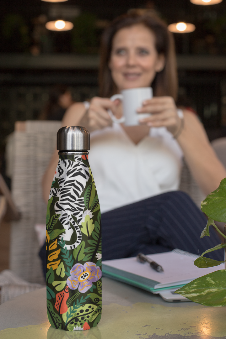 aluminum-bottle-mockup-featuring-a-middle-aged-woman-in-the-background-33483.png