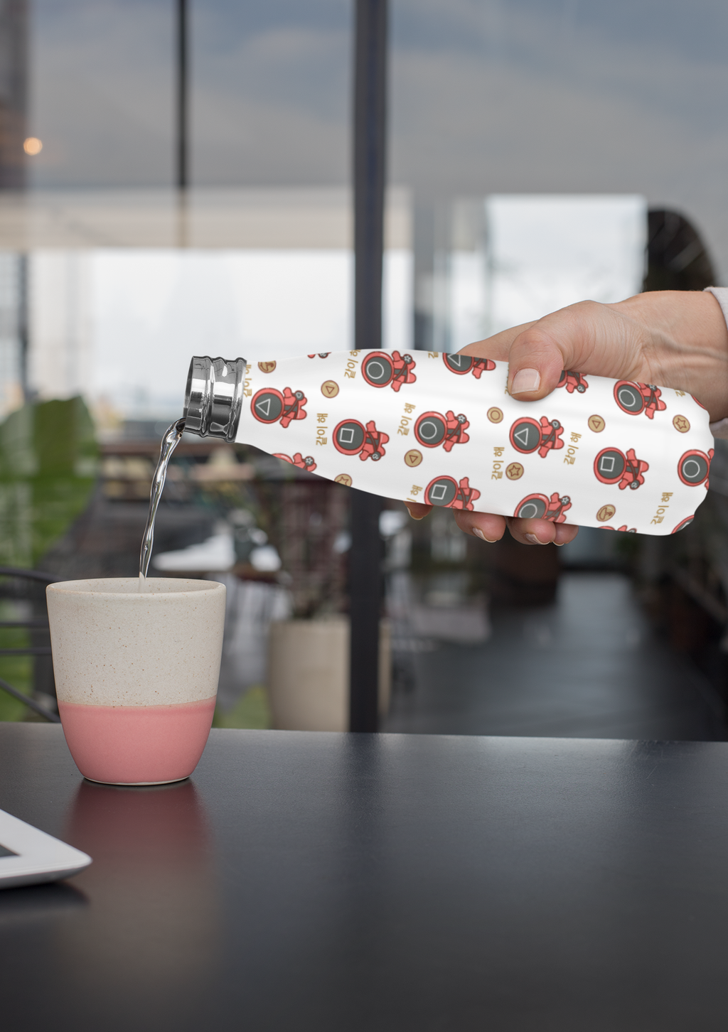 mockup-of-someone-pouring-water-from-an-aluminum-bottle-33532.png