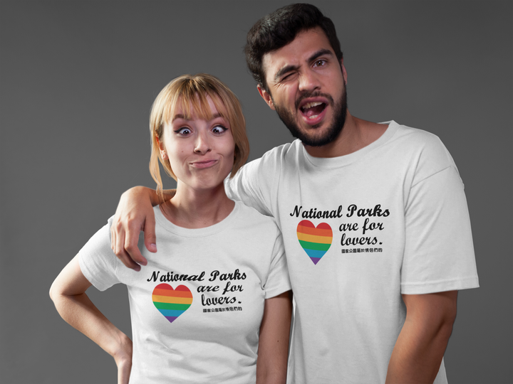 couple-making-faces-while-wearing-round-neck-tees-mockup-a16270.png