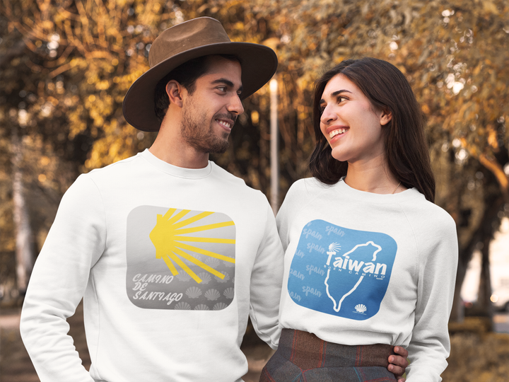 crewneck-sweatshirt-mockup-of-a-couple-posing-at-a-park-during-autumn-31807