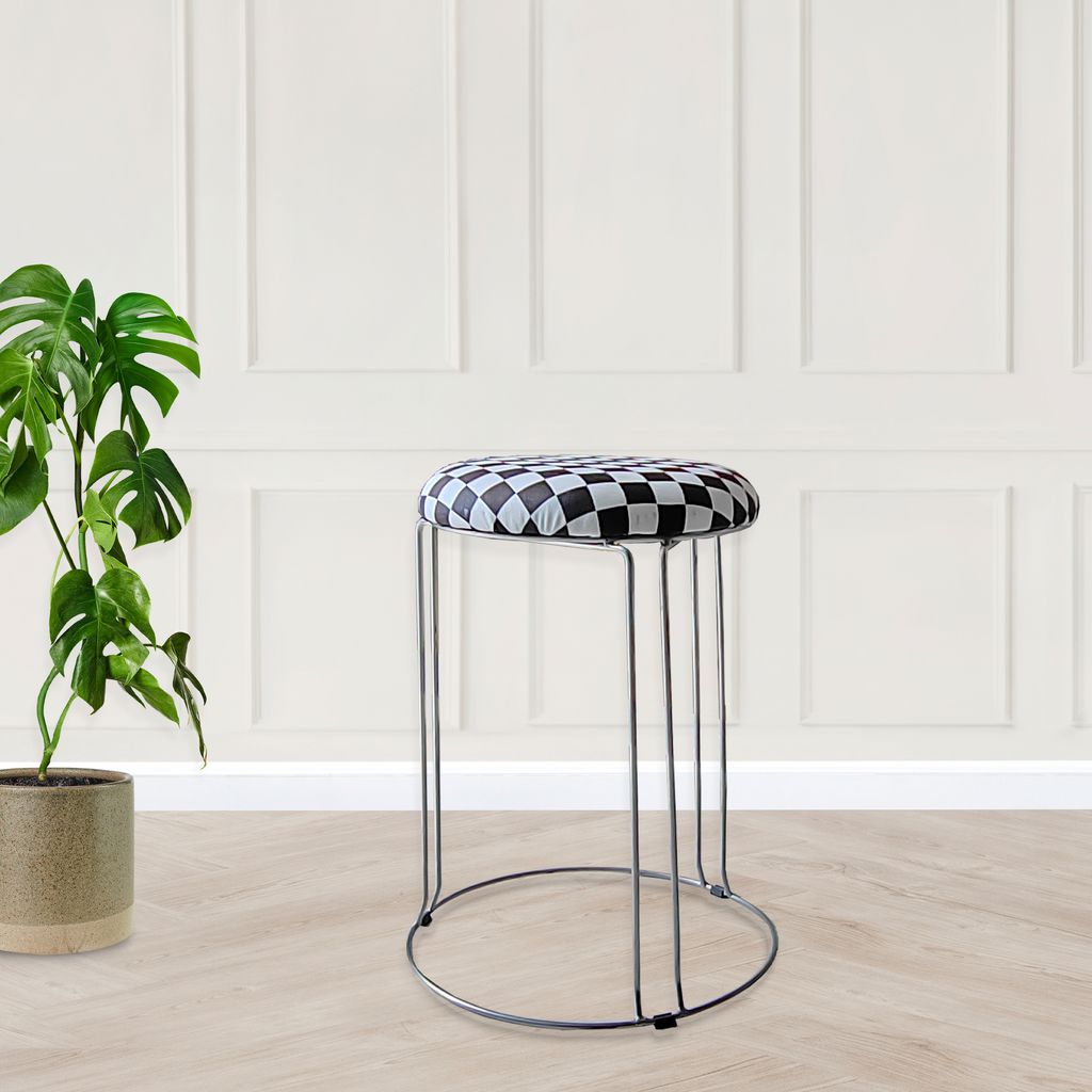 chess stool -black & white