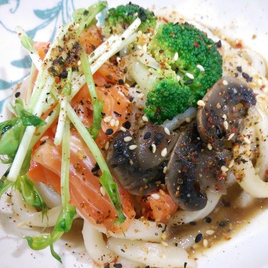 Udon with Salmon Sashimi and Mushroom