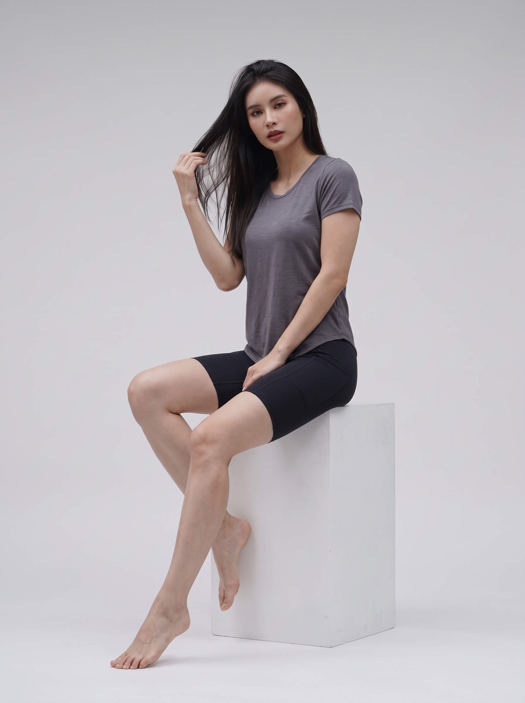 Woman_sitting_on_white_plinth_2K_20260920175435