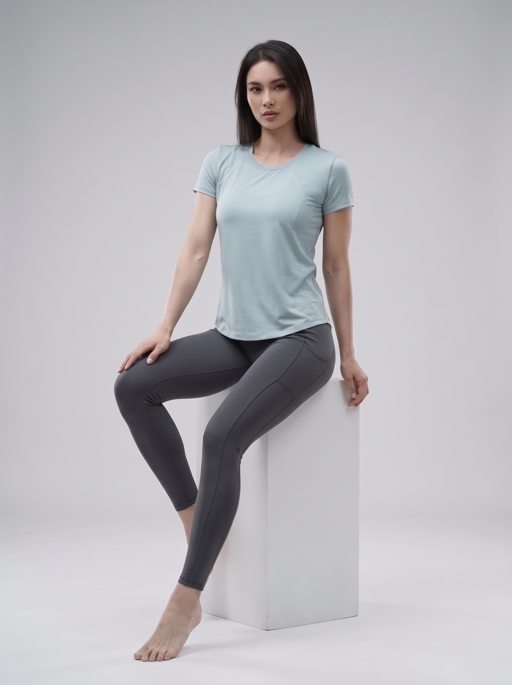 Woman_sitting_on_studio_plinth_2K_20260920174749