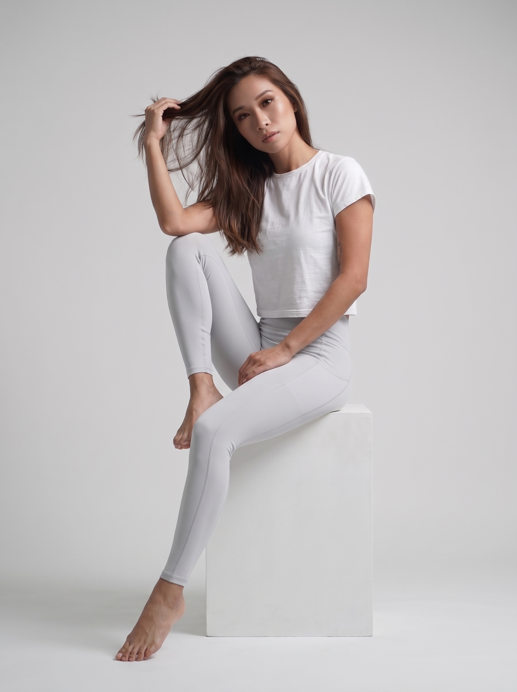 Woman_sitting_in_studio_2K_20260919162944