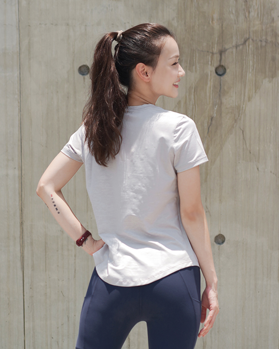 Cover Vneck 象牙灰 back