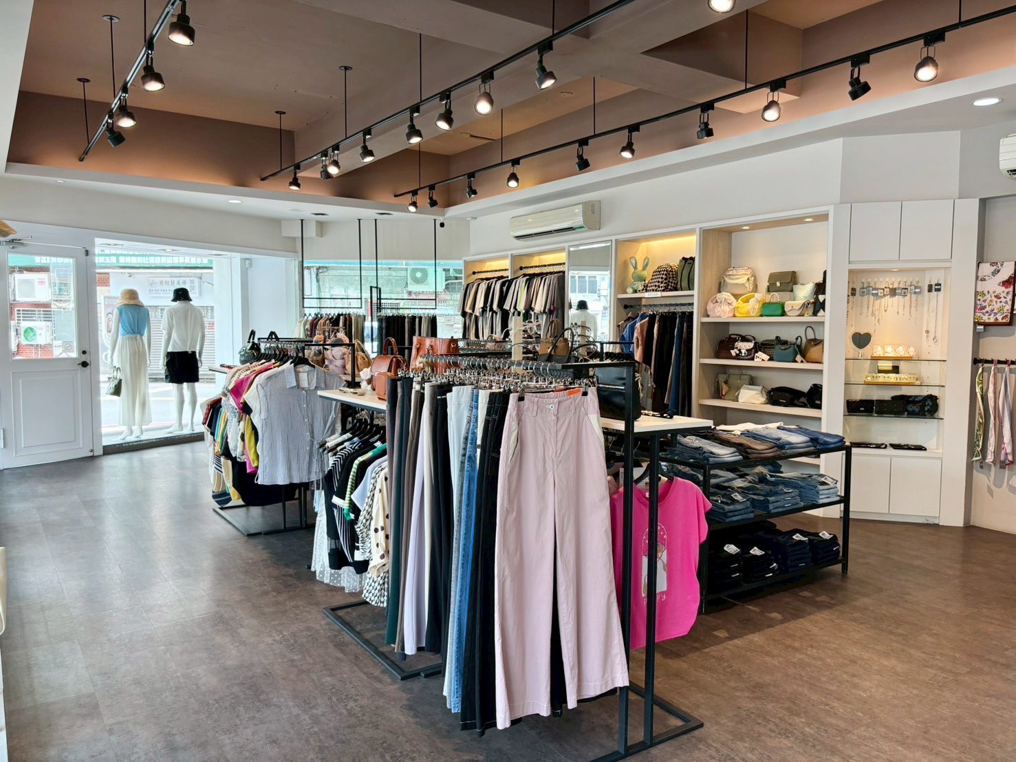 台南崇學路質感女裝店內部