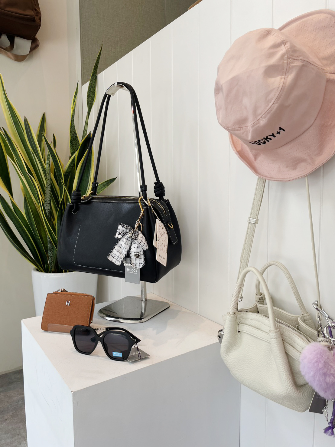 怡東店有適合輕熟女的帽款、包款