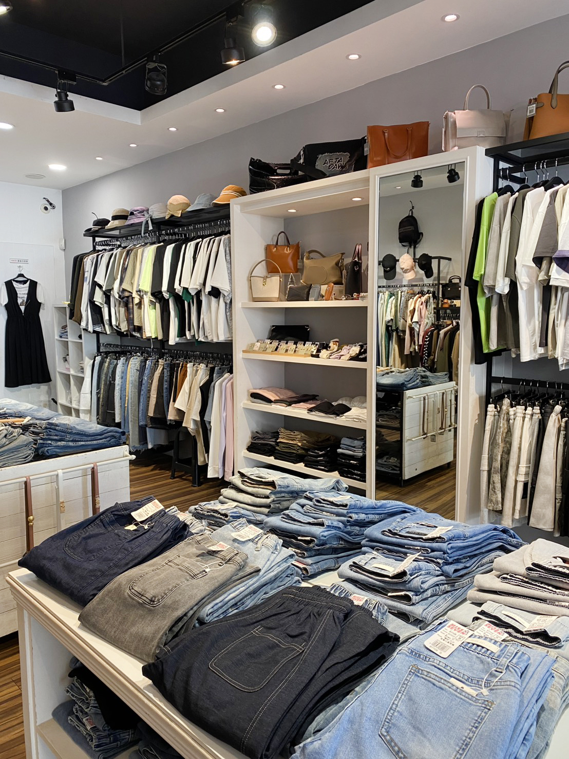 熊家族佳里店｜店內貨品豐富齊全