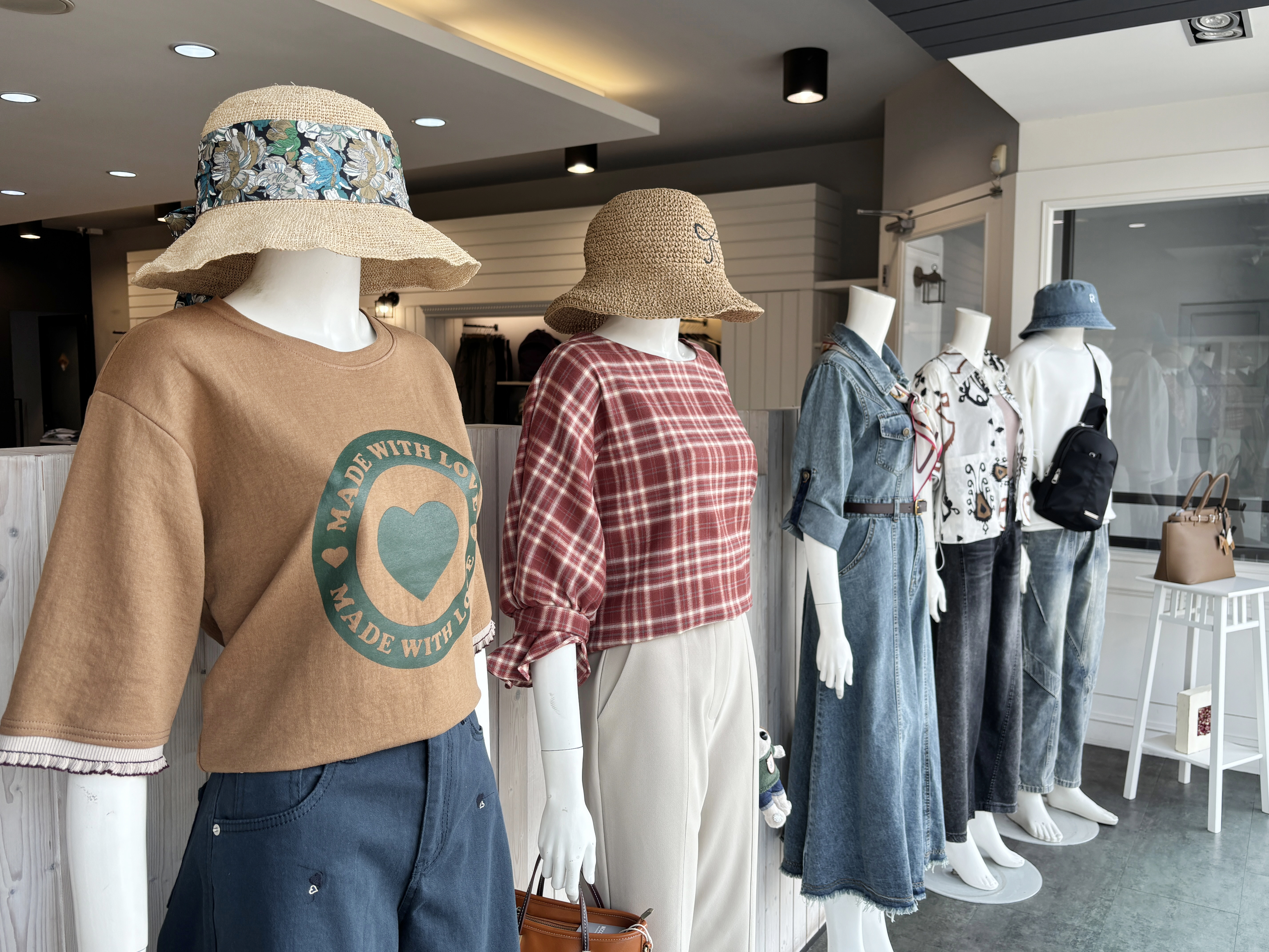 寬敞明亮店內空間，適合輕熟女輕鬆挑選