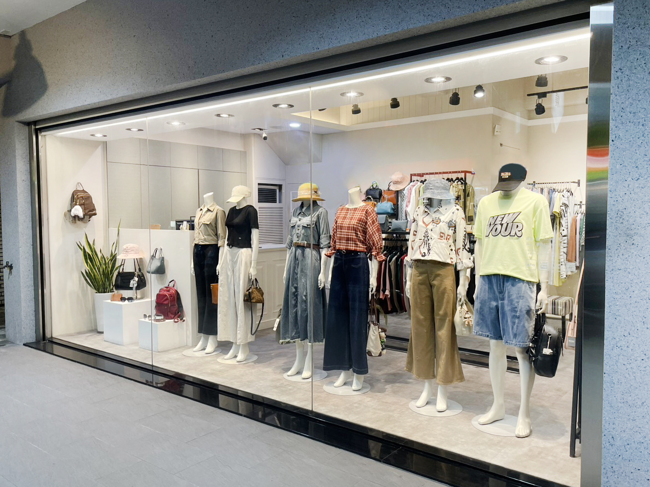 怡東店展示櫥窗