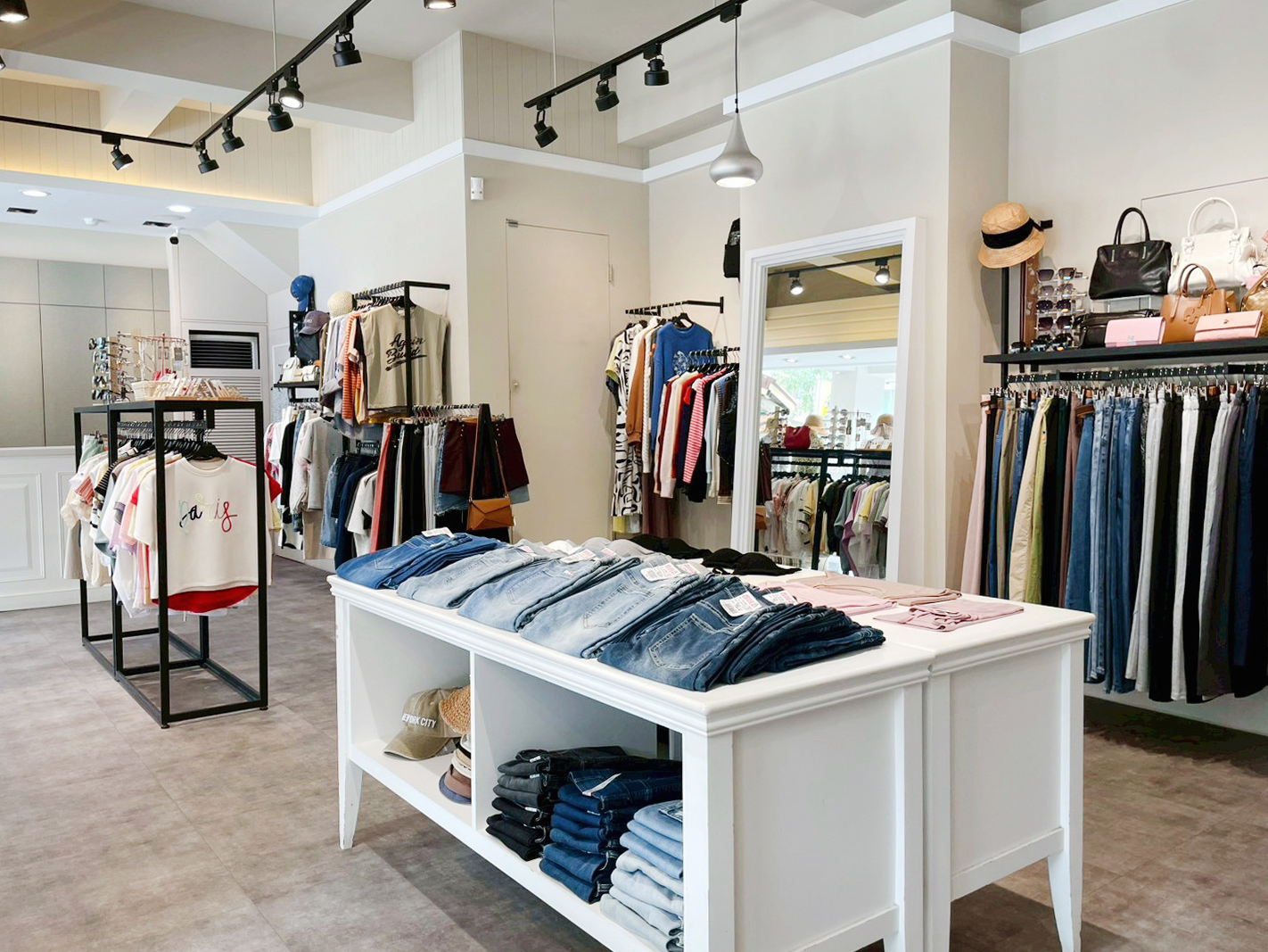 熊家族怡東店清新明亮店內照