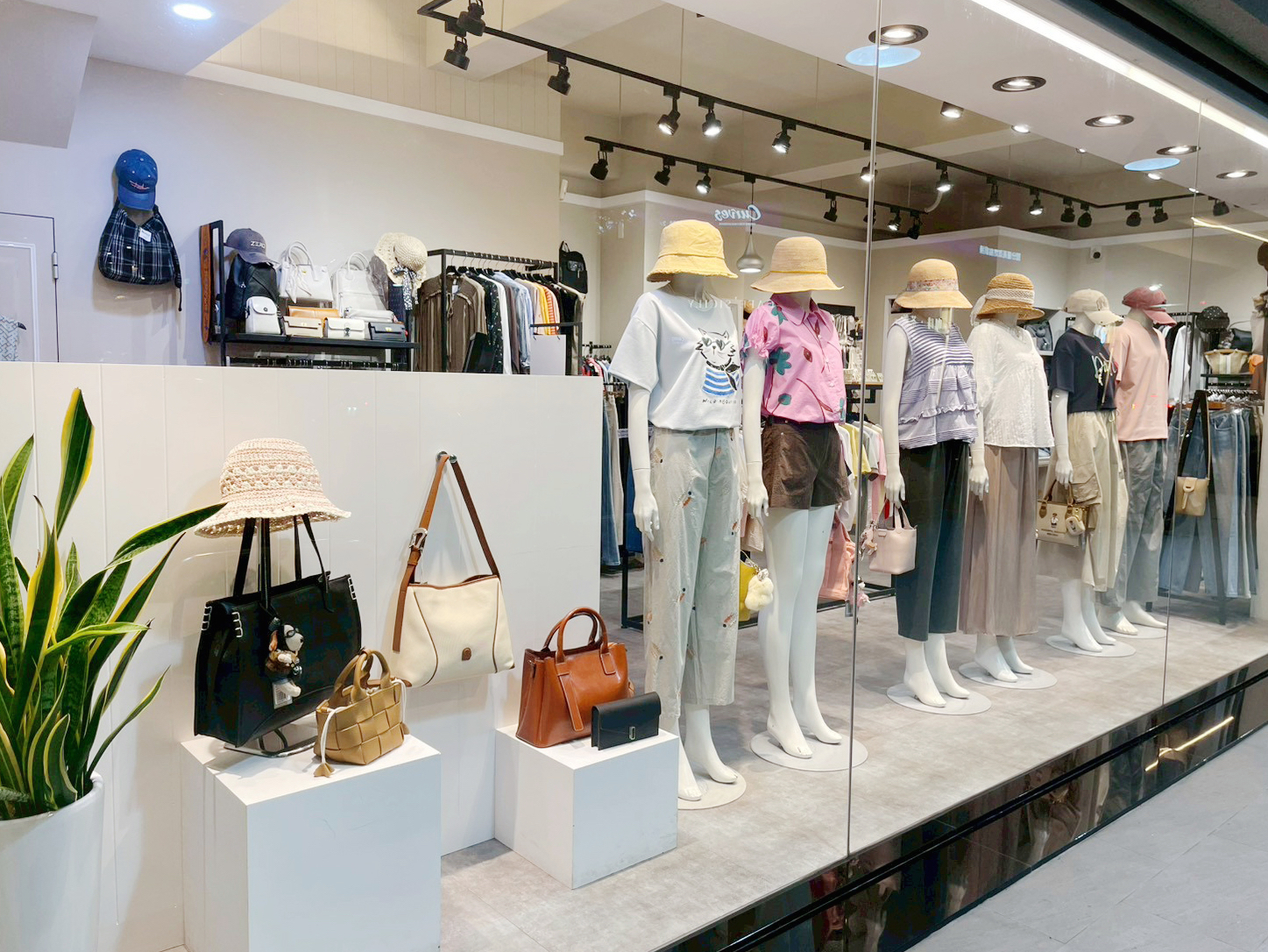 台南女裝門市熊家族店面外觀/熊家族衣著門市外觀照