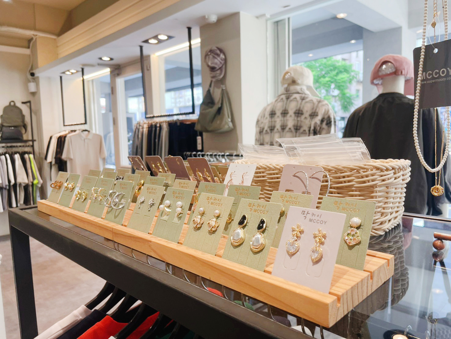 怡東店有適合輕熟女的帽款、包款