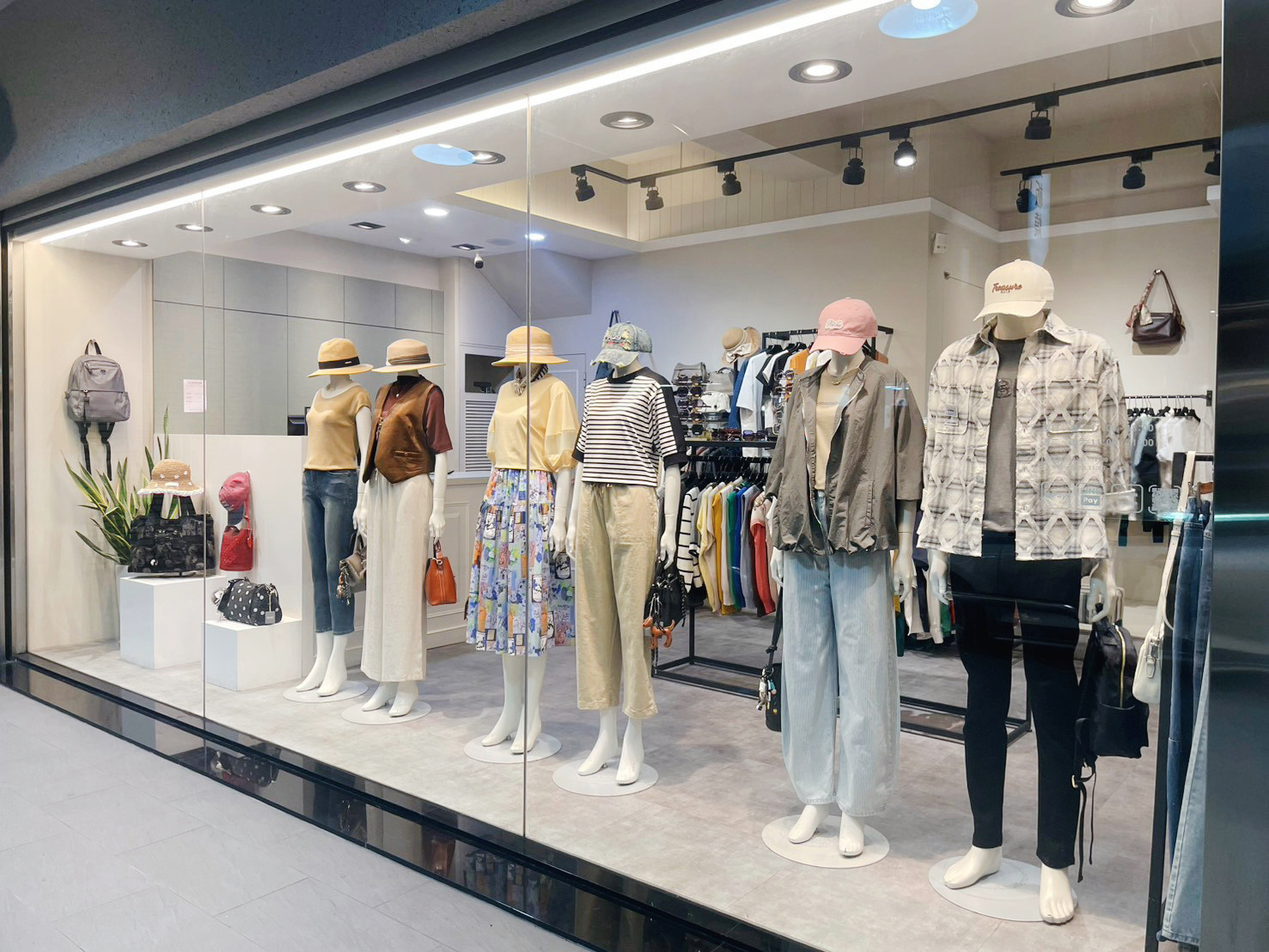 怡東店展示櫥窗