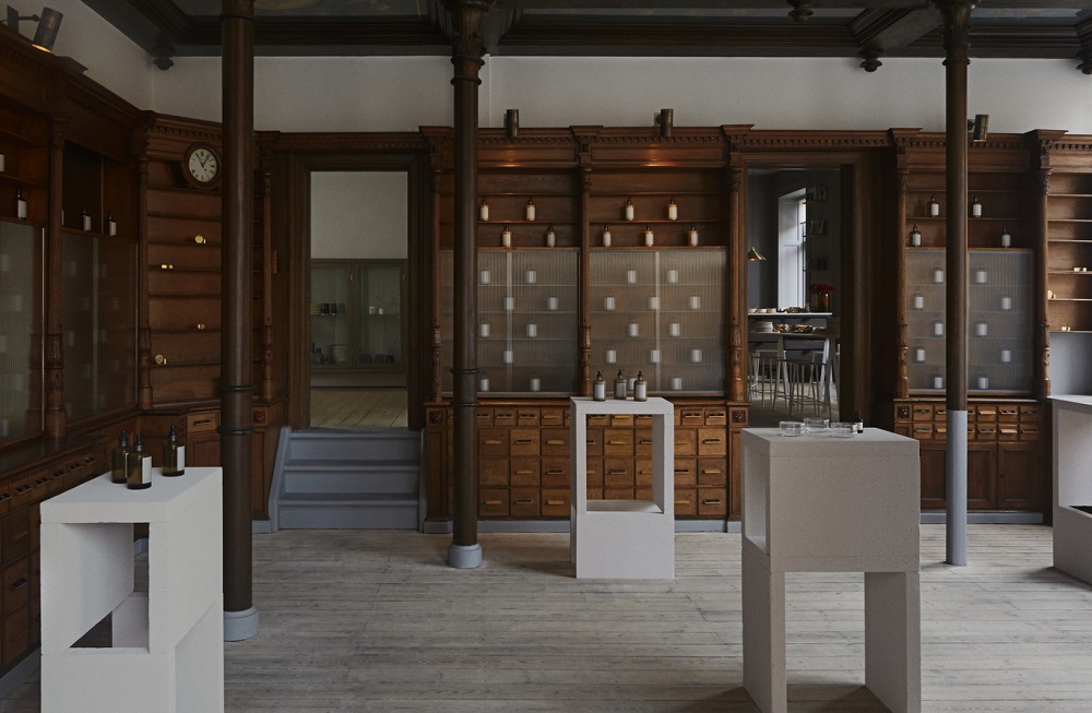 (1000) Apothecary at the Apotek