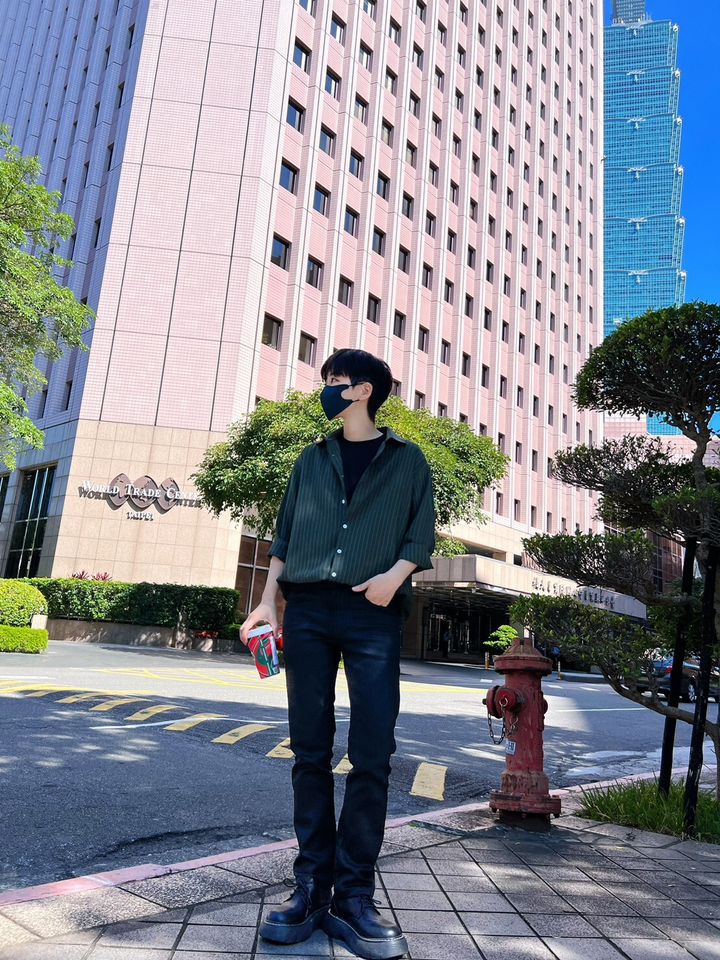 LINE_ALBUM_OA06 皮感光澤彈性塗層高級煙黑牛仔褲 $1750_231125_6