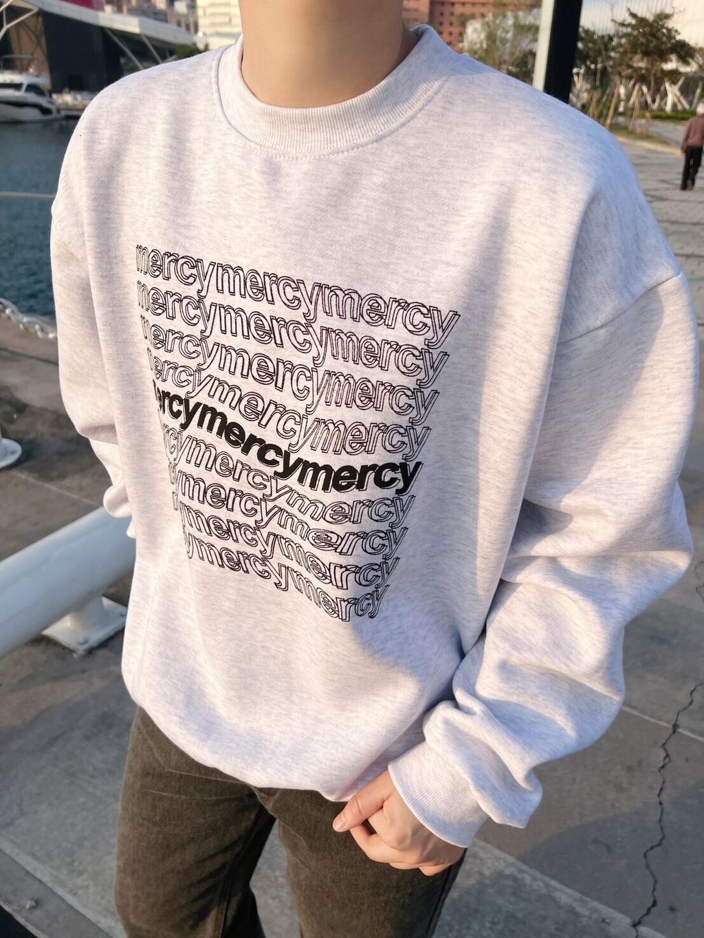 LINE_ALBUM_4DA23 高CP值 ！mercy字母刷毛大學T -2色 $1250_250122_1