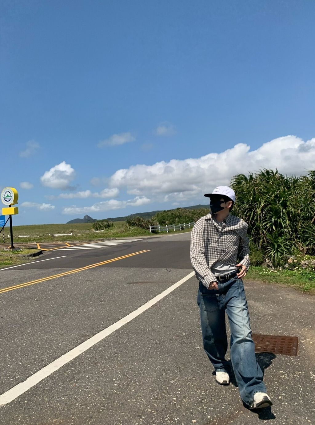 LINE_ALBUM_5MA52 設計款不對稱流線牛仔半寬褲 $1980_250311_11