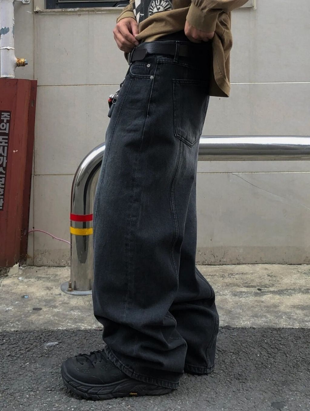 LINE_ALBUM_5MA52 設計款不對稱流線牛仔半寬褲 $1980_250311_33