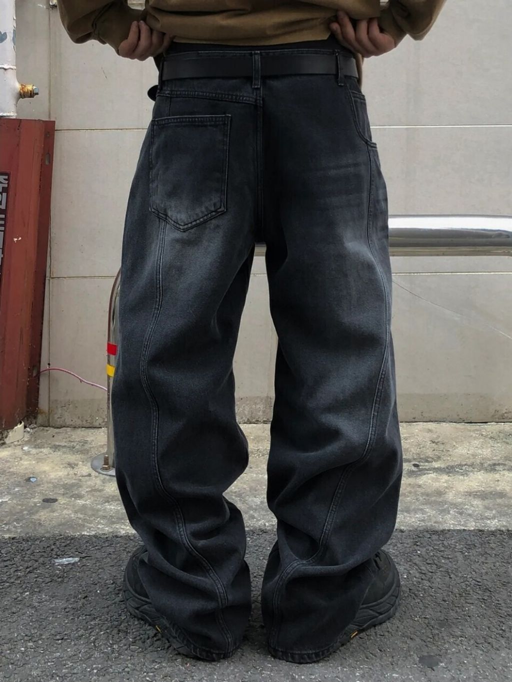 LINE_ALBUM_5MA52 設計款不對稱流線牛仔半寬褲 $1980_250311_30