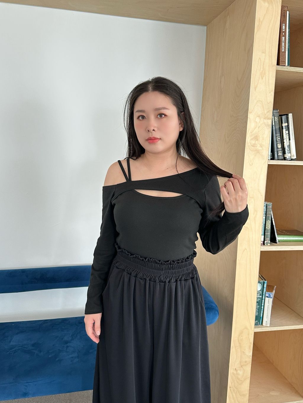 (正韓)假兩件挖空長袖胸墊上衣 (20)