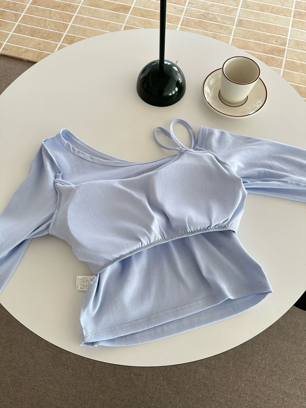 (正韓)假兩件挖空長袖胸墊上衣 (21)