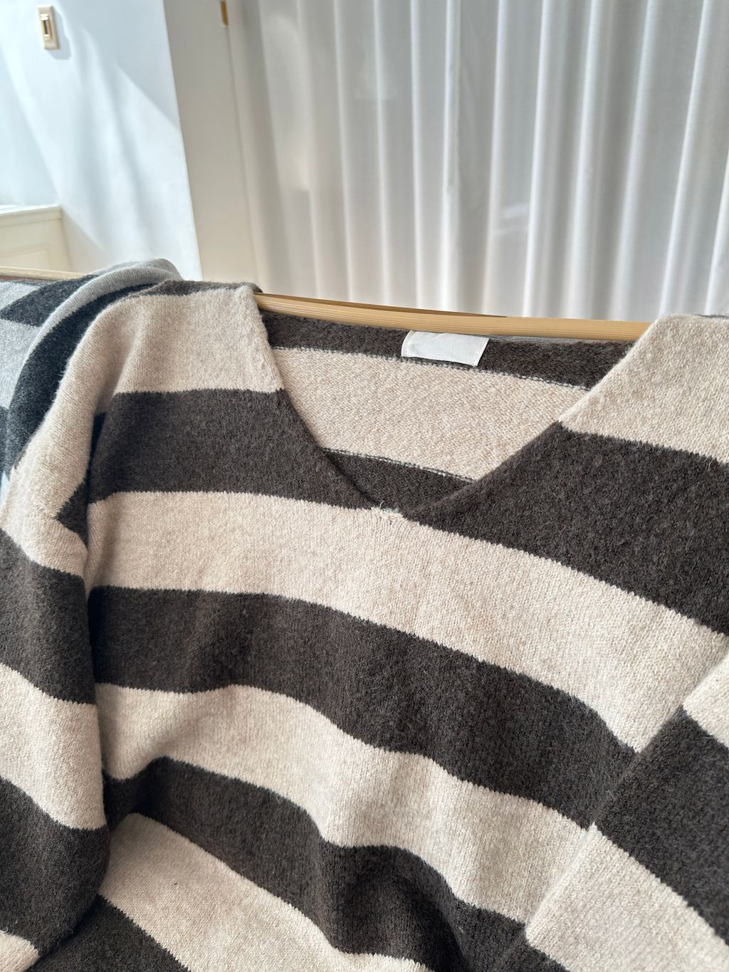 V領撞色條紋長袖寬版毛衣 (1)