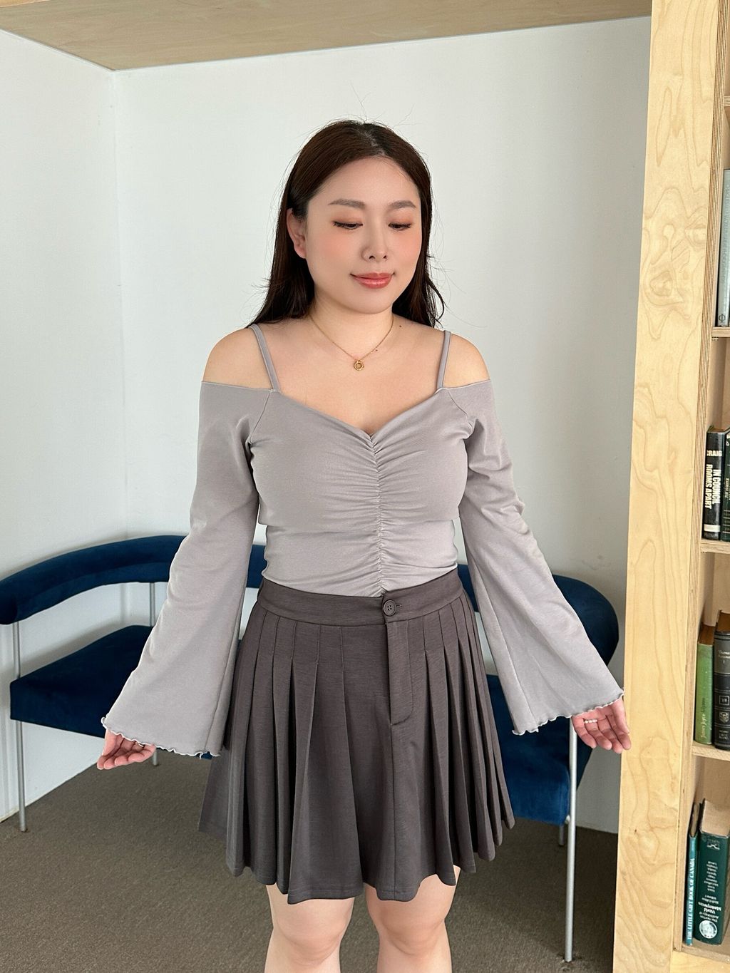 (正韓)抓皺V領喇叭袖胸墊上衣 (16)