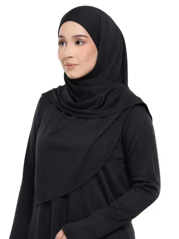 AKTIV hijab in black by NUMA