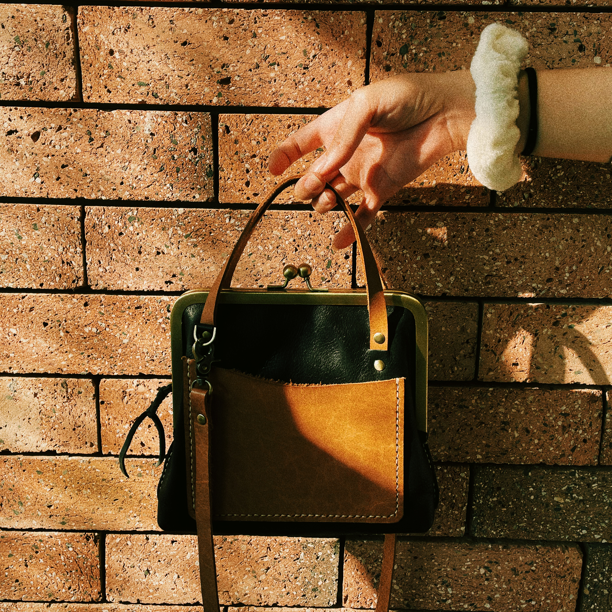 KISS LOCK VINTAGE LEATHER GROSSBODY & HANDHELD BAG