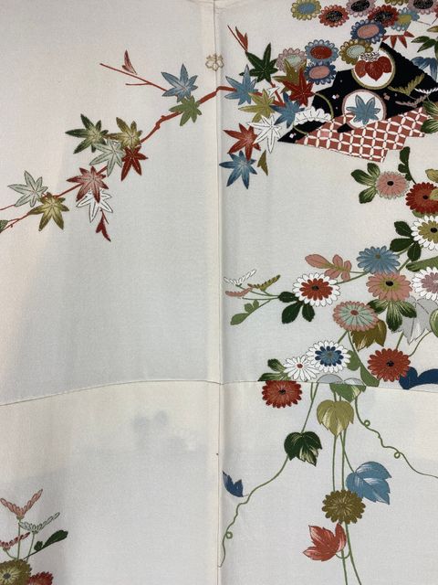 Furisode Kimono with Seasonal Patterns in Light Beige 3k1-29