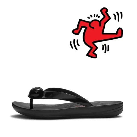 FITFLOP-X-KEITH-HARING-IQUSHION-BUTTON-FLIP-FLOPS-BLACK_AUQ-001_580x